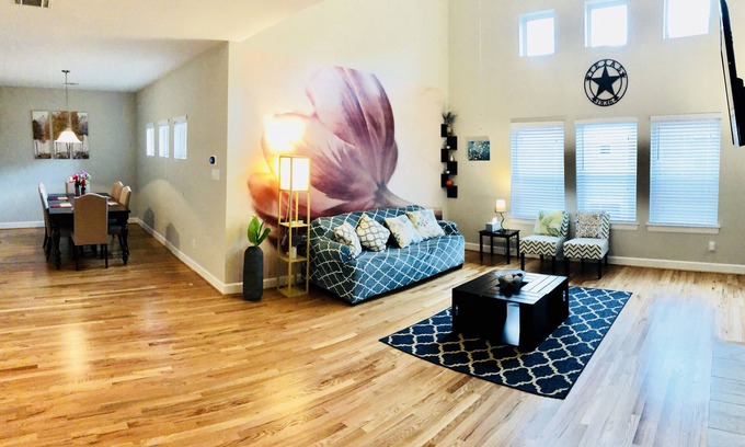 South Main House | Recently Updated 3 Bedroom Gem ★ 5mi Med Ctr★8mi DT Houston★King Bed★