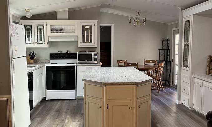 Kingston House | RECENTLY UPDATED Lake Texoma Private Acreage! Sleeps 8. Pet Friendly. 3 acres.