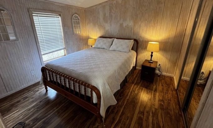 Sylvania House | Reconnect with nature, peaceful pond stay with outdoor kitchen & access to water