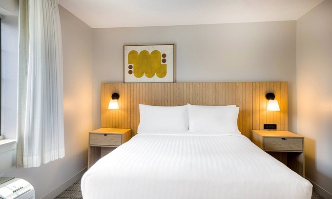 Exchange Place North Resort | Recreate Sensational Memories! Stay Near Newport Centre! Parking Available!