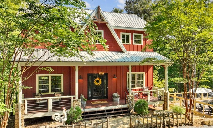 Mineral Bluff Cabin | Red Barn Retreat | Pool, Cabana + Putting Green
