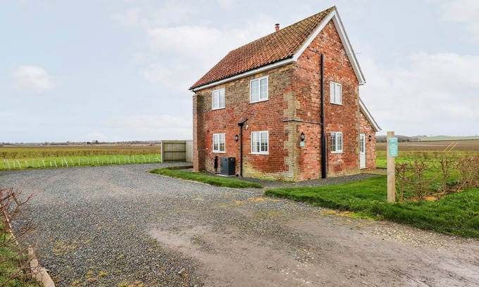 Alford Cottage | RED BRICK COTTAGE, pet friendly, character holiday cottage in Alford