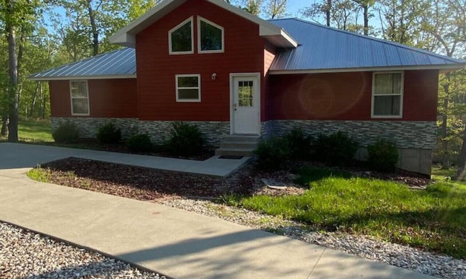 Lake Ozark Cabin | Red Cabin Sleep 16 Bachelor/Bachelorette Parties Welcome!
