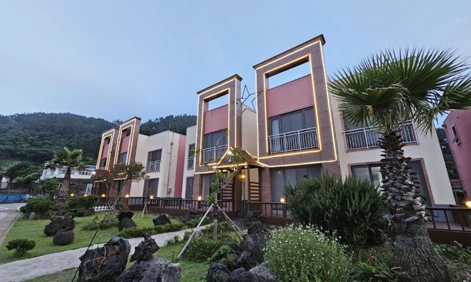 Aewol House | Red Castle Pension