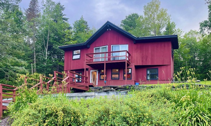 West Dover Ski Chalet | Red Chalet, 5mins to Mt Snow, 15mins to lake, Hottub, Firepit, Fireplace