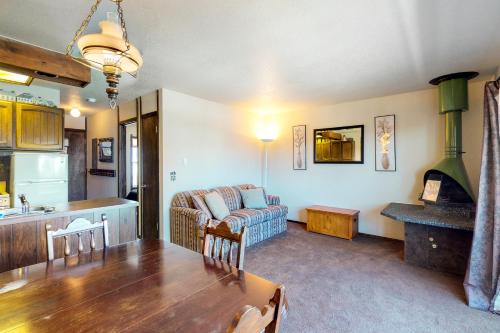 Sandpoint Apartment | Red Cricket 22