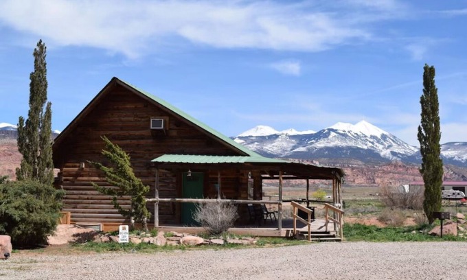 Moab South Valley Cabin | Red Desert's Big Horn Log Cabin, close to Arches and Canyonlands National Parks.