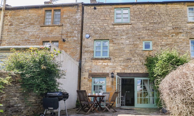 Blockley Cottage | RED FAWN COTTAGE, pet friendly, character holiday cottage in Blockley