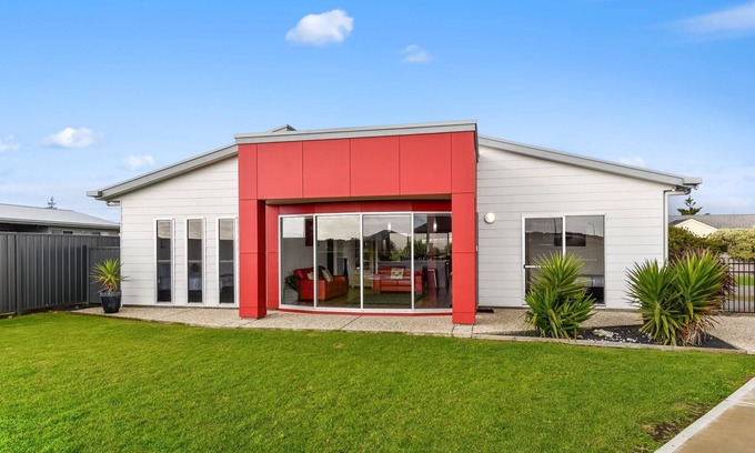 Port Macdonnell House | RED FIN part of BLUE FIN HOLIDAY HOMES - PET FRIENDLY & FREE WI-FI