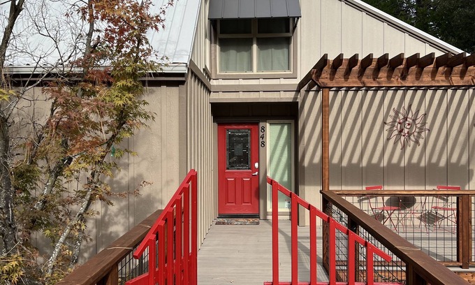 Murphys Cottage | Red Gate Retreat - Nestled In Nature, Walk To Main Street!