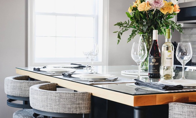 Beamsville House | Red Haven Hideaway is a renovated barn nestled in the Niagara's wine country