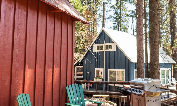 West Village House | Red House | Minutes to Shaver Lake!