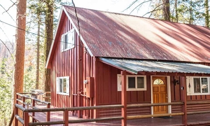 West Village House | Red House | Minutes to Shaver Lake!