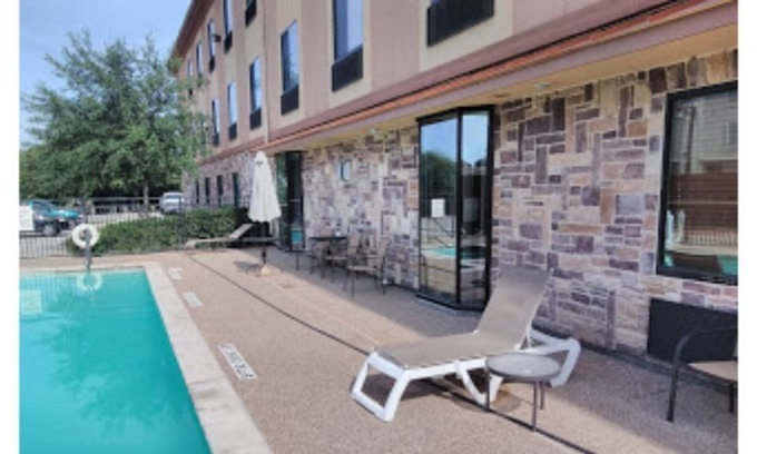 Salmon Creek House | Red Lion Inn - Suites 4