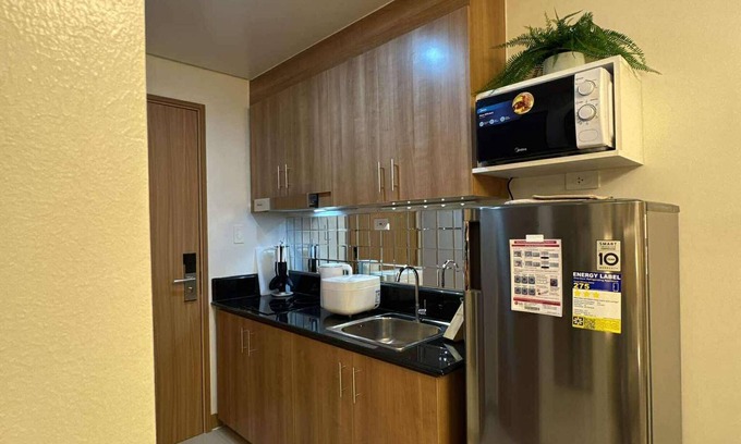 Legazpi Village Condo | RED Luxe Haven Comfy Stay, Netflix and Fast Wifi Ready
