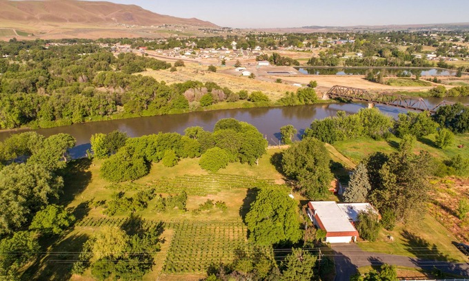 Benton City House | Red Mountain Villa: a riverfront property in Washington State wine country.