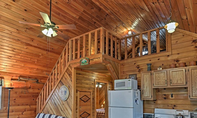 Primrose Cabin | Red River Gorge Cabin: 3 bedroom/1.5 bath, laundry, 4 guests, 2 wooded acres.