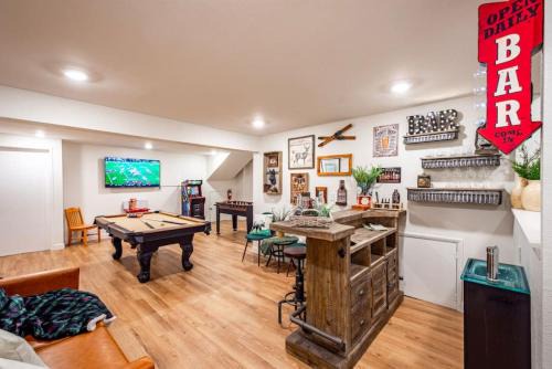 Sugar Pine House | Red Rock Falls Cabin, 8 miles from Yosemite South Gate, with trailhead, Game Room and HotTub
