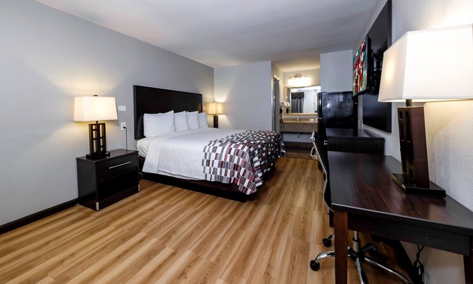 Arlington Hotel | Red Roof Inn Arlington - Entertainment District