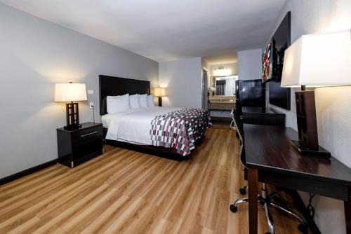 Arlington Hotel | Red Roof Inn Arlington - Entertainment District
