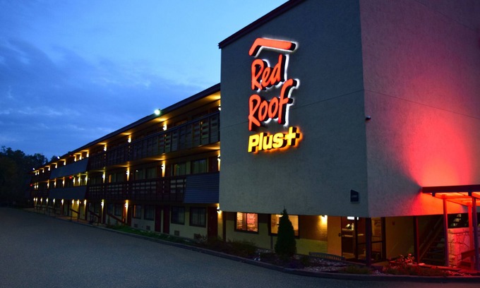 Monroeville Hotel | Red Roof Inn PLUS+ Pittsburgh East - Monroeville