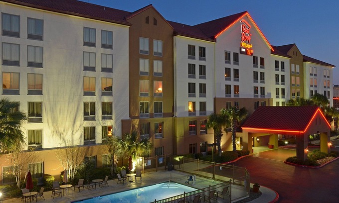 Downtown San Antonio Hotel | Red Roof Inn PLUS+ San Antonio Downtown - Riverwalk
