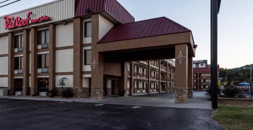 Pigeon Forge Hotel | Red Roof Inn & Suites Pigeon Forge Parkway