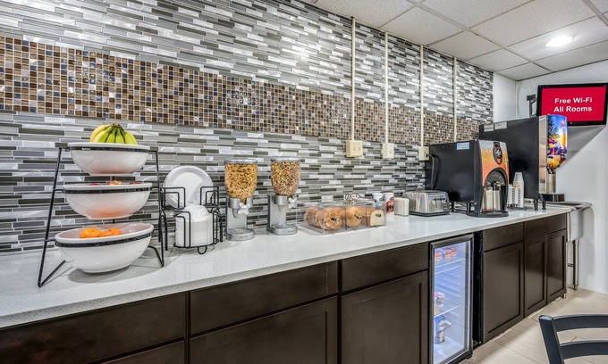 Wapakoneta Hotel | Red Roof Inn & Suites Wapakoneta