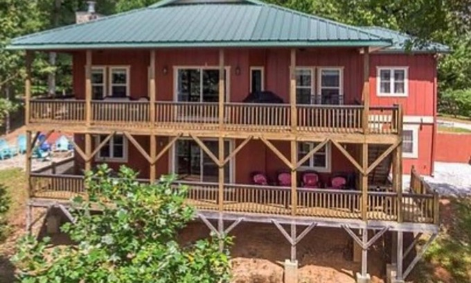 Franklin House | Red Rooster Family Cabin w/Hot Tub+Fire Pit+View