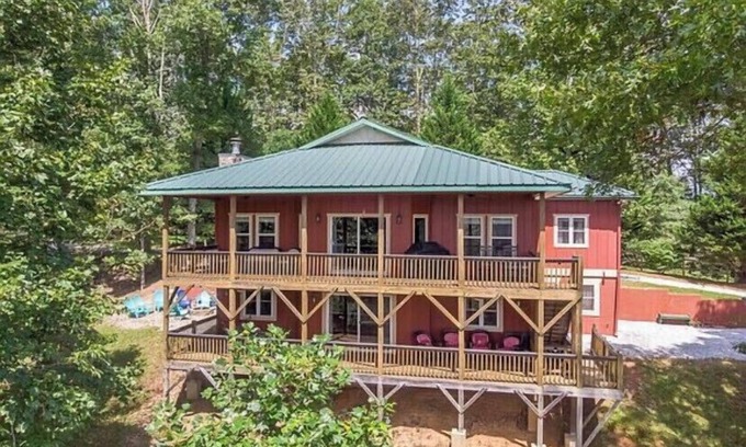 Franklin House | Red Rooster Retreat,Hot Tub+game area+firepit & LRG deck w/amazing Mountain View