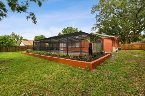 Temple Terrace House | Red Royalty Pool, King Bed, Yard