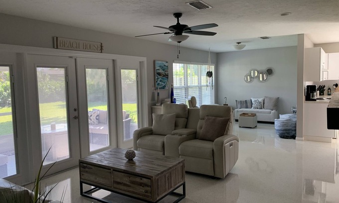 West Bradenton House | Red Sunset Casita, Mins to Anna Maria Island!Lots of space a boaters Paradise!