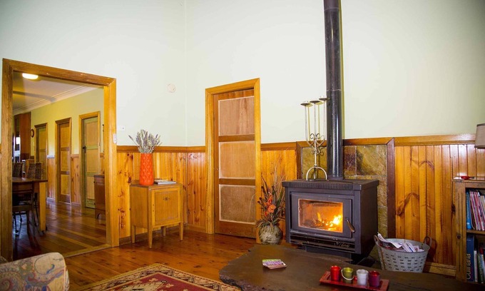 Broke House | Red Tractor Retreat - Country-style 3 bdrm cottage plus 2 studio rooms with pool and breakfast basket