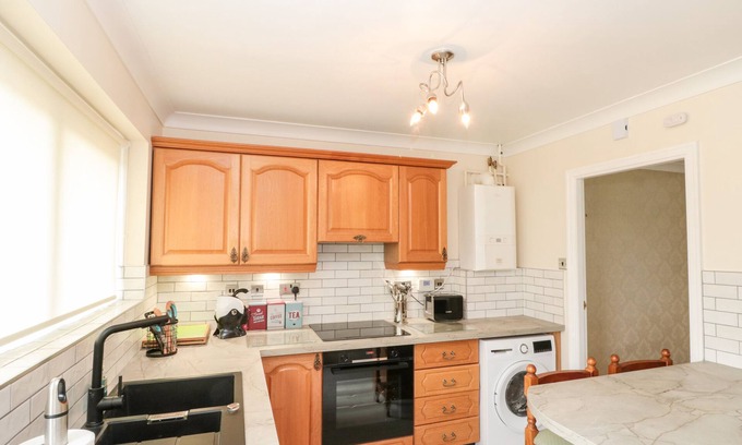 York Cottage | RED TREE COTTAGE, family friendly, with a garden in York