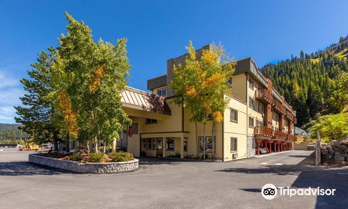 Olympic Valley Hotel | Red Wolf Lodge at Squaw Valley