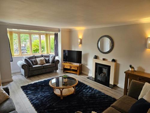 Stamford House | Redcot Gardens Stamford 4 bed contractor familt home with Parking