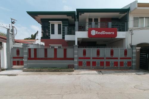 Moonwalk Hotel | RedDoorz @ Alquiza Residences Paranaque