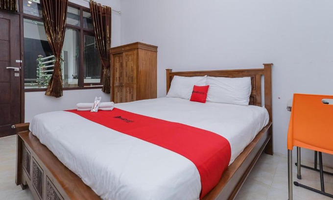 Waru House | RedDoorz At Pondok Candra