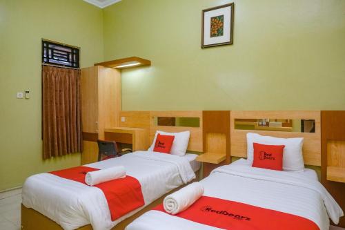 Depok Hotel | RedDoorz at Shabrina Homestay Syariah Maguwo