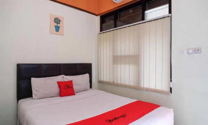 Depok Hotel | RedDoorz near Lotte Mart Maguwoharjo Yogyakarta