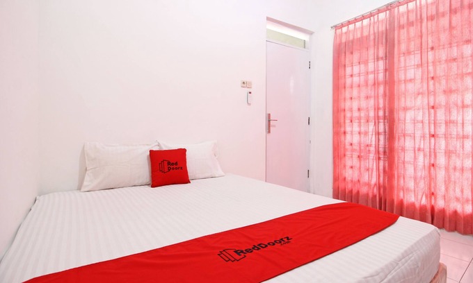 Banjarsari Hotel | RedDoorz near Terminal Tirtonadi