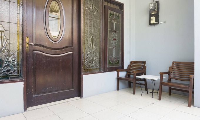 Surabaya Hotel | RedDoorz near Widya Mandala University