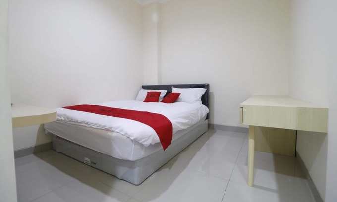 Tanjung Duren Utara Hotel | RedDoorz Plus near Mall Ciputra Jakarta