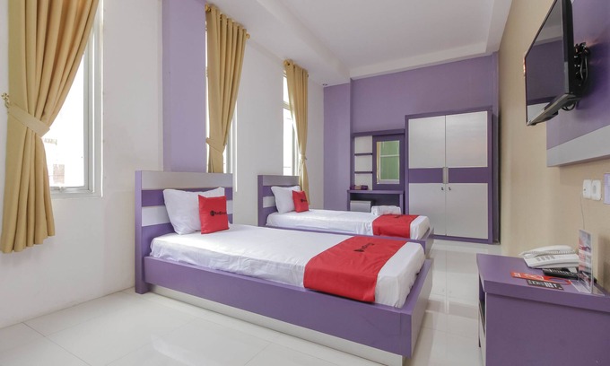 Bekasi Timur Hotel | RedDoorz Plus near Stasiun Bekasi