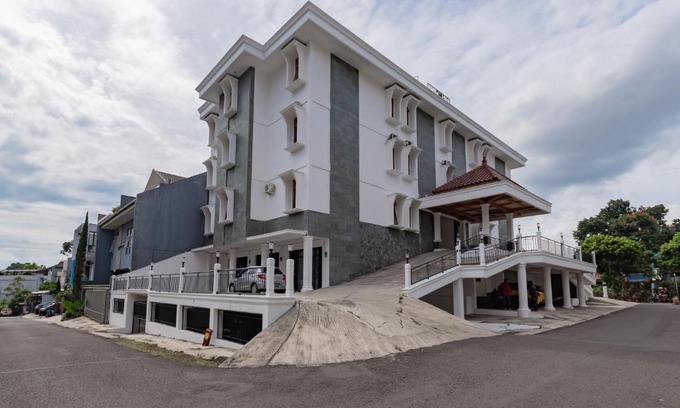 Bandung Hotel | RedDoorz Plus near Universitas Maranatha Bandung 2