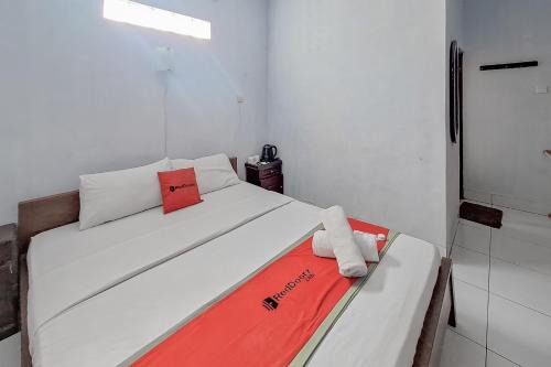 Jatibarang Hotel | RedDoorz Syariah at Hotel Adi Sederhana near Stasiun Jatibarang