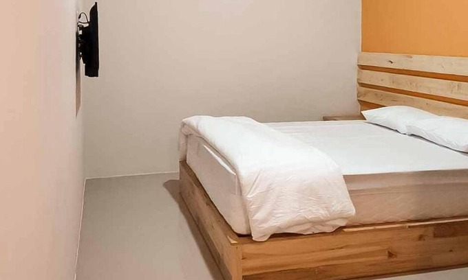 Haurgeulis Hotel | RedDoorz Syariah @ Haurgeulis