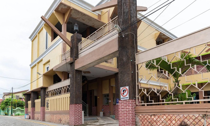 Banjarmasin Hotel | RedDoorz Syariah near Jalan A Yani KM 8 Citraland