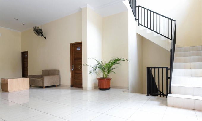 Laweyan House | RedDoorz Syariah near Purwosari Train Station