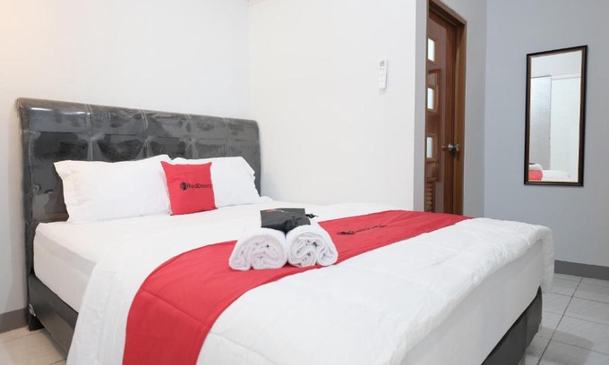 Kebon Jeruk House | RedDoorz Syariah near Siloam Hospital Kebon Jeruk